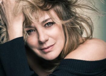 Emma Suárez, actriz: ‘El alcohol es una droga dura pero legal que hemos colocado en el centro de nuestro universo social’