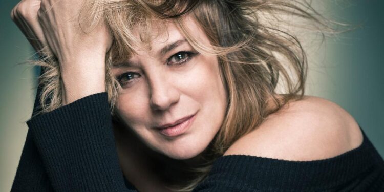 Emma Suárez, actriz: ‘El alcohol es una droga dura pero legal que hemos colocado en el centro de nuestro universo social’