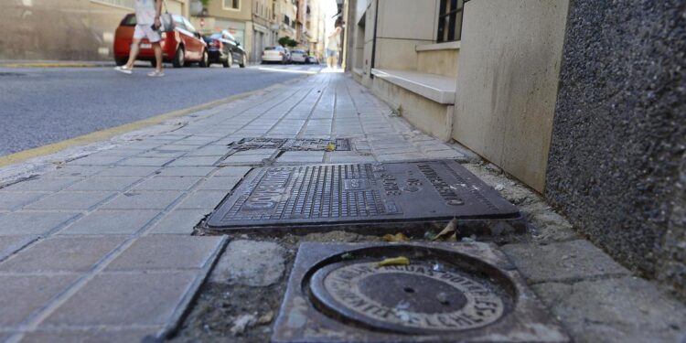 Condenada a pagar tras caerse por una acera rota en Elche