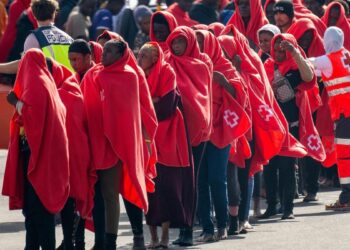 46.802 migrantes más por la ruta canaria y 5.812 niños aún sin salida