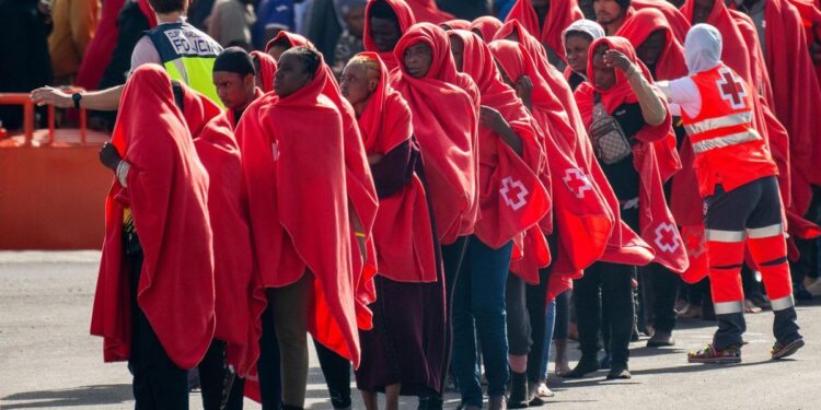 46.802 migrantes más por la ruta canaria y 5.812 niños aún sin salida