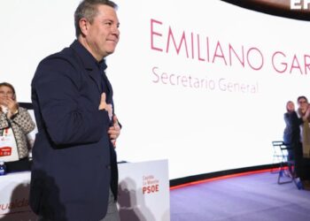 Los dos líderes socialistas más críticos con Sánchez arrasan en sus congresos autonómicos