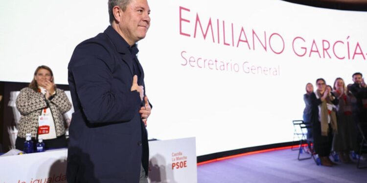 Los dos líderes socialistas más críticos con Sánchez arrasan en sus congresos autonómicos