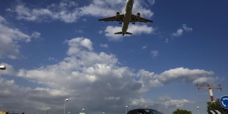 Aterrizan de emergencia dos vuelos en el aeropuerto de Palma por problemas médicos