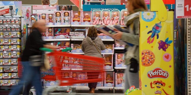 Los jóvenes son los que más regalos de Navidad revenden: ‘Son una población muy pragmática’