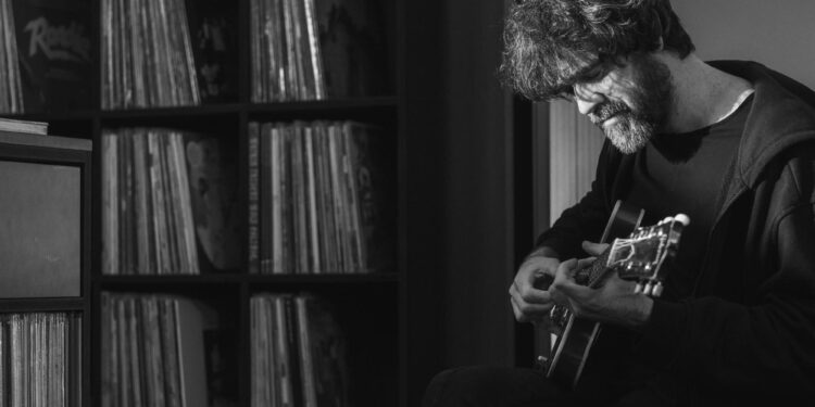 Gorka Urbizu: ‘Quien empieza de cero no siempre emprende su nuevo camino de la nada’