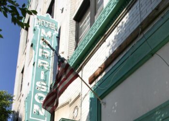 Un incendio destruye el Hotel Morrison de Los Ángeles, portada del disco homónimo de The Doors