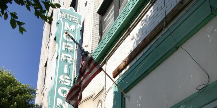 Un incendio destruye el Hotel Morrison de Los Ángeles, portada del disco homónimo de The Doors