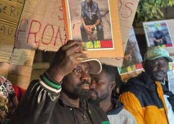 Casi mil personas reclaman en Sevilla justicia por el senegalés que murió ahogado en el Guadalquivir huyendo de la policía: ‘Necesitamos saber la verdad’