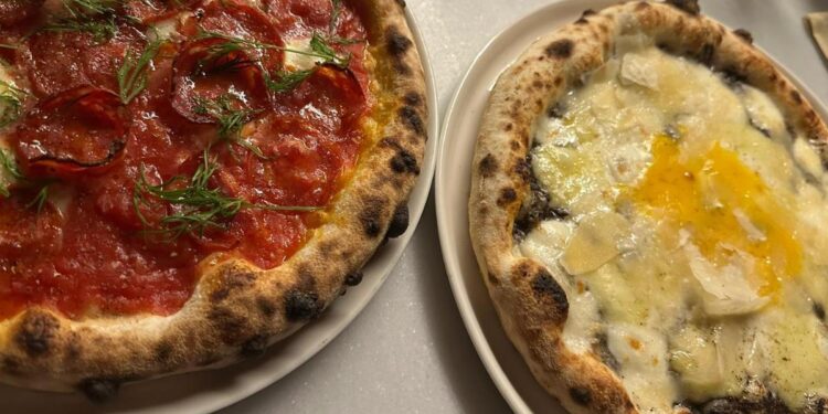 Pizza, vinos y vinilos: el nuevo plan ‘tres en uno’ para disfrutar cada jueves en la capital