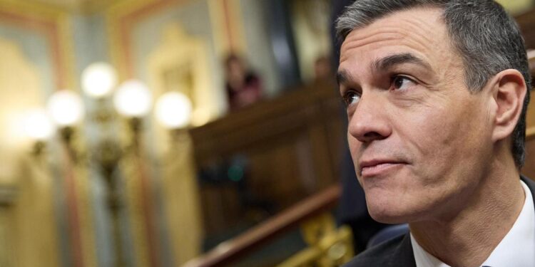 Preocupación en el PSOE con el envío de ministros a la batalla autonómica y la creciente soledad de Sánchez en el Gobierno