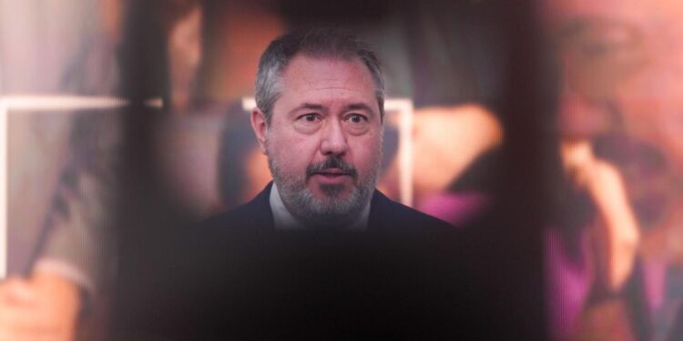 Espadas se despide a lo Trudeau y la era Montero empieza en el PSOE andaluz