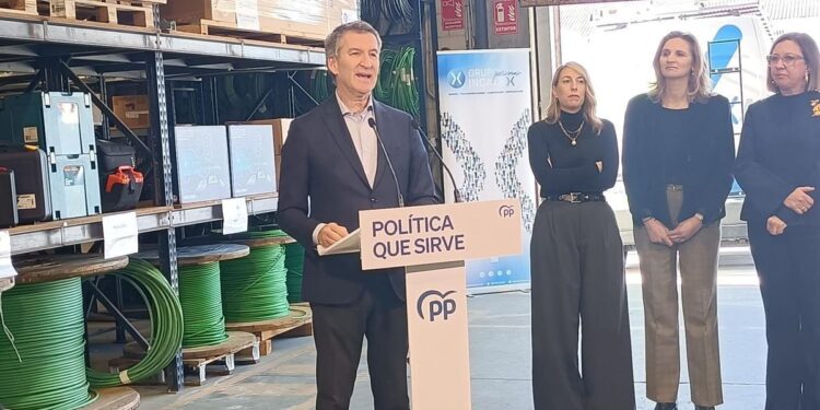 Feijóo apela en Cáceres al ‘consenso social’ para evitar el cierre de la central nuclear de Almaraz