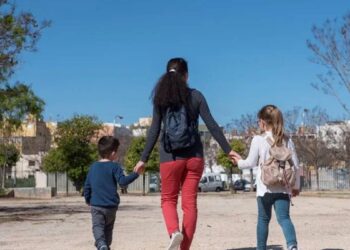 El desafío de las cuidadoras ‘sándwich’: entre hijos, mayores y el desgaste personal