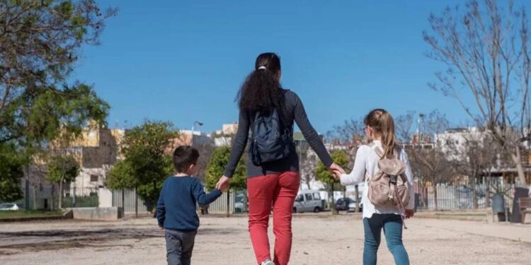 El desafío de las cuidadoras ‘sándwich’: entre hijos, mayores y el desgaste personal