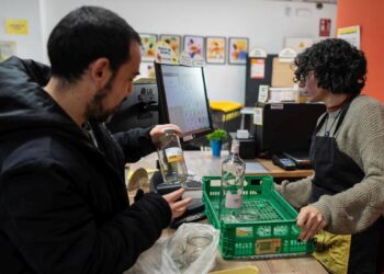 España ya negocia con los supermercados el despliegue de la devolución de envases para 2026