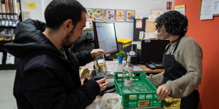 España ya negocia con los supermercados el despliegue de la devolución de envases para 2026