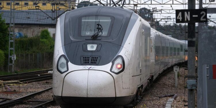 Un muerto electrocutado al saltar sobre un tren parado en la estación de Lleida