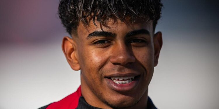 Lamine Yamal ya se entrena con el grupo para reaparecer en la Supercopa