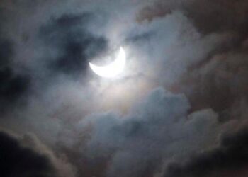 España vivirá un eclipse parcial de Sol, dos lunas de sangre, un desfile de planetas y el paso del ‘cometa del siglo’ este 2025