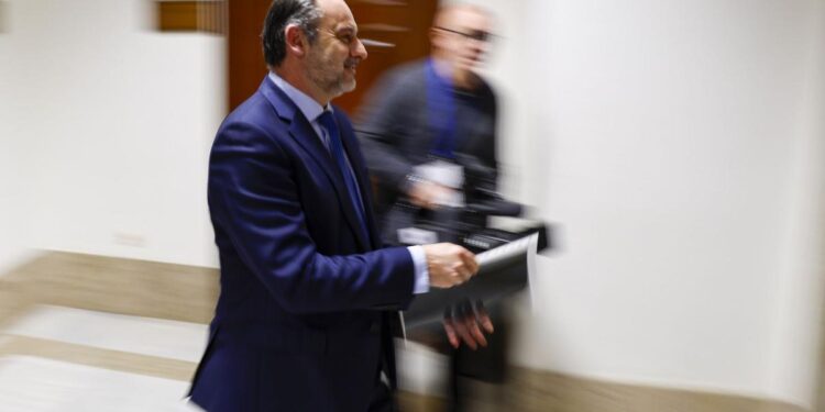 Ábalos alerta al Congreso de que el juez ordenó investigar sin autorización del Supremo material suyo hallado en casa de Koldo