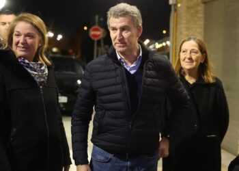 Feijóo visita un pueblo de Valencia afectado por la DANA: ‘Necesitamos un plan general para recomponer la economía valenciana’