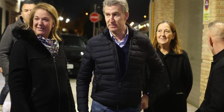 Feijóo visita un pueblo de Valencia afectado por la DANA: ‘Necesitamos un plan general para recomponer la economía valenciana’