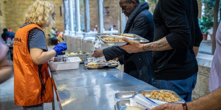 Las rentas mínimas de reinserción solo llegan a seis de cada 100 personas que viven bajo el umbral de la pobreza