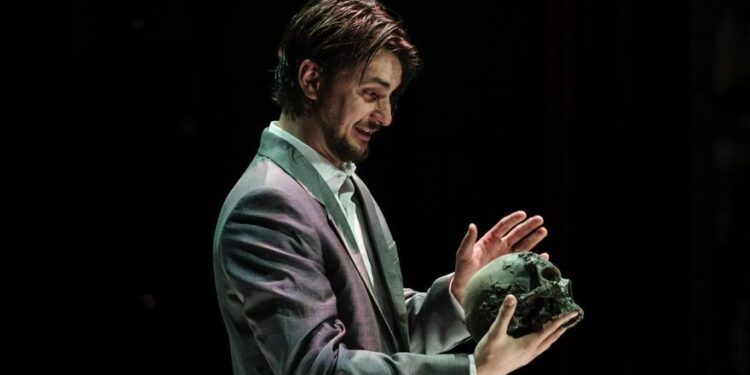 Declan Donellan: “Somos ‘fucking’ temporales y no lo soportamos, pero el catolicismo nos ha hecho creer que todo es para siempre y es horrible”