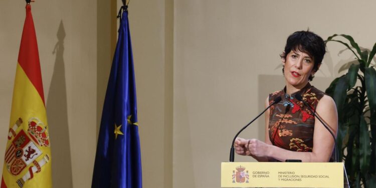 Elma Saiz descarta la regularización extraordinaria de migrantes y presenta un Plan Estatal de Retorno para españoles en el exterior