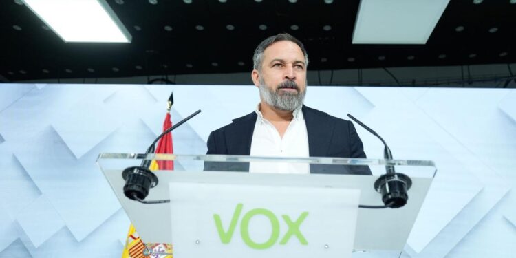 Abascal, reforzado: sin críticos en Vox, subiendo en las encuestas e impulsado por sus aliados internacionales
