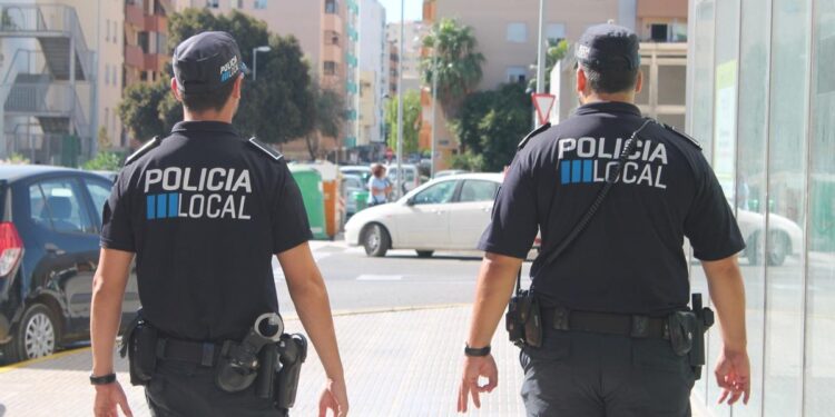 Detenido en Ibiza un joven por amenazar y maltratar a su pareja en plena calle