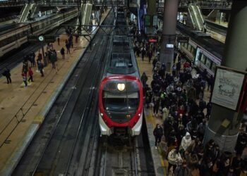 Una chica se queda atrapada en el Cercanías de Madrid y casi acaba en desastre: ‘No había nadie de seguridad’