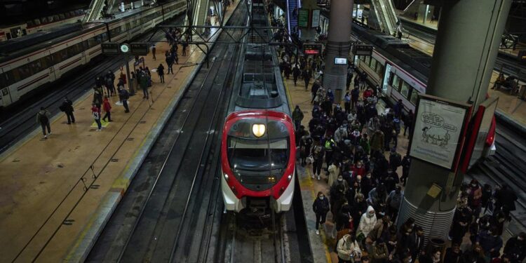 Una chica se queda atrapada en el Cercanías de Madrid y casi acaba en desastre: ‘No había nadie de seguridad’