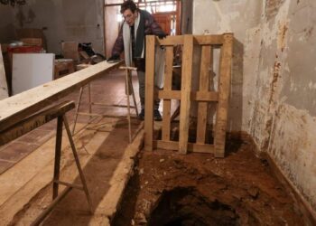 Aparecen pozos y refugios antiaéreos de la Guerra Civil en varias casas de Paiporta tras la DANA