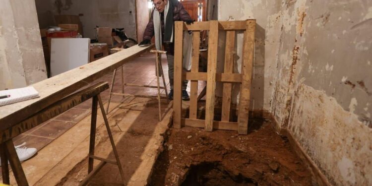 Aparecen pozos y refugios antiaéreos de la Guerra Civil en varias casas de Paiporta tras la DANA