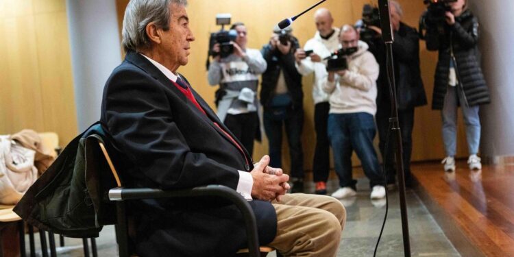 Más de tres horas de Cascos ante el juez: un alegato sobre ‘mantener el nivel de vida’ sin ir ‘de gorrón’ y unos audífonos para escuchar al fiscal