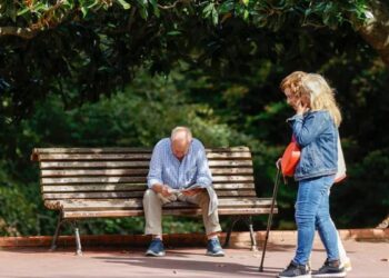 El teléfono contra el abuso de las personas mayores recibe 600 casos en 2024: ‘Un hijo llegó a sacar 200.000 euros de la cuenta de su padre’