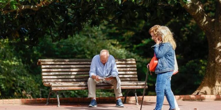 El teléfono contra el abuso de las personas mayores recibe 600 casos en 2024: ‘Un hijo llegó a sacar 200.000 euros de la cuenta de su padre’