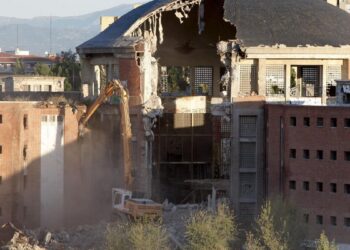 Los vecinos aplauden los avances para construir vivienda en la cárcel de Carabanchel: ‘Hemos metido un gol, pero el partido no ha terminado’