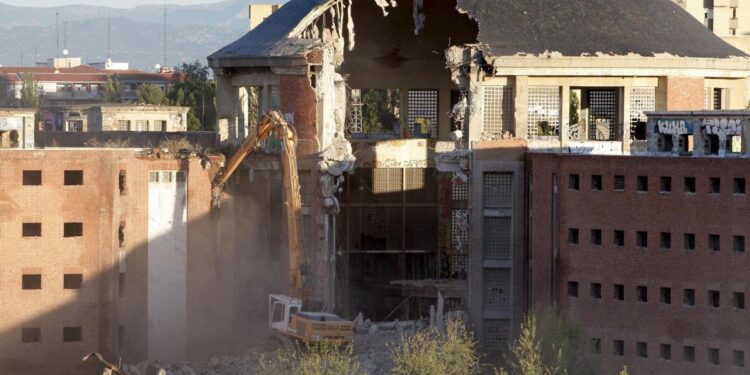 Los vecinos aplauden los avances para construir vivienda en la cárcel de Carabanchel: ‘Hemos metido un gol, pero el partido no ha terminado’