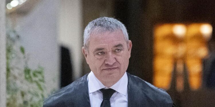 La mayoría progresista fuerza la expulsión definitiva de Macías de todos los asuntos de la amnistía