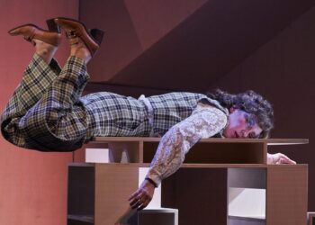 Qué hacer en Madrid esta semana: comedia y política con ‘La mujer fantasma’ en el Valle Inclán, cine descacharrante en CutreCon, bailar fuerte con la DJ Carista…