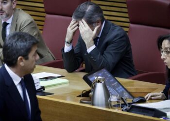 El pleno de las Corts se detiene ante la bronca entre los grupos: gritos de “Mazón, dimisión” y burla de un conseller contra Sánchez