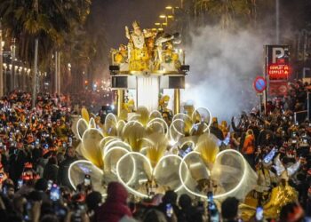 Los Reyes Magos deslumbran Barcelona con una Cabalgata sostenible, inclusiva y repleta de tributos