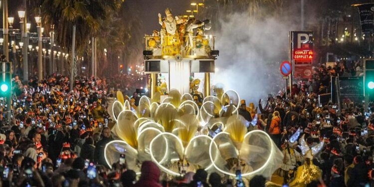 Los Reyes Magos deslumbran Barcelona con una Cabalgata sostenible, inclusiva y repleta de tributos