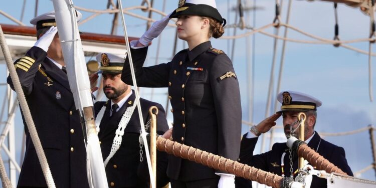 La princesa Leonor embarca en el Juan Sebastián Elcano para iniciar desde Cádiz su instrucción como guardiamarina