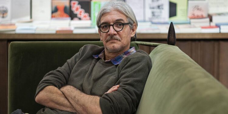 Emiliano Monge, escritor mexicano: ‘En mi país se habla de ocho o diez desaparecidos al día. Es espeluznante’