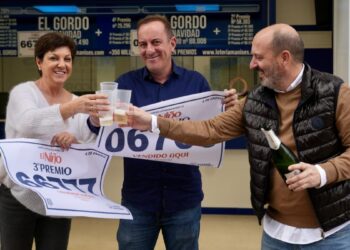 El primer premio del Niño toca íntegro en León y los Reyes hacen su magia en la zona cero de la DANA con el tercer premio