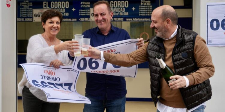 El primer premio del Niño toca íntegro en León y los Reyes hacen su magia en la zona cero de la DANA con el tercer premio
